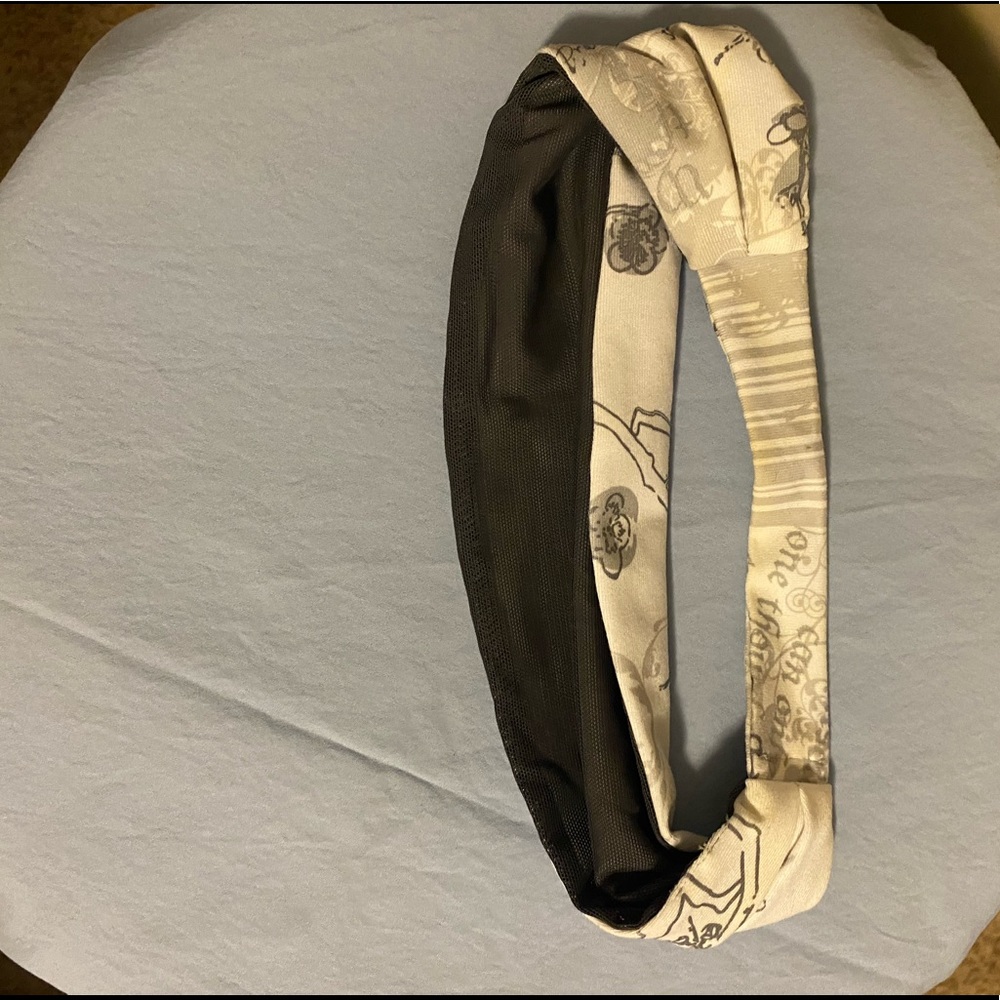 Grey/white Lululemon headband.